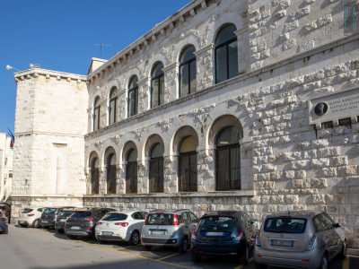 Ma eccoci ai piedi dell�edificio. Si innalza su due livelli pi� un seminterrato contraddistinto da uno zoccolo basamentale a bugne. Sulla destra della facciata � presente un doppio ordine di arcate a sesto pieno, strombate al pianterreno